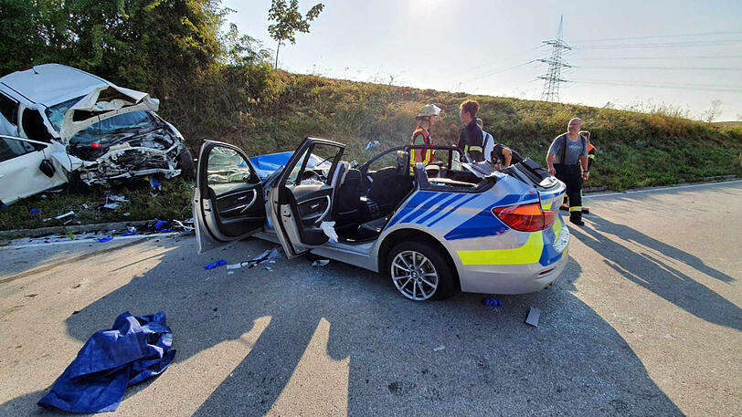 Trümmerfeld auf der B15: Die beiden Fahrzeuge haben einen Totalschaden.