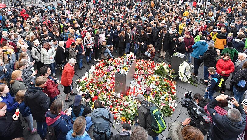 Halle: Menschen stehen auf dem Marktplatz neben Blumen und Kerzen, um ein Zeichen gegen Gewalt zu setzen und um zu Trauern. Bei Angriffen mitten in Halle an der Saale in Sachsen-Anhalt sind am 09.10.2019 zwei Menschen erschossen worden. Halle: Menschen stehen auf dem Marktplatz neben Blumen und Kerzen, um ein Zeichen gegen Gewalt zu setzen und um zu Trauern. Bei Angriffen mitten in Halle an der Saale in Sachsen-Anhalt sind am 09.10.2019 zwei Menschen erschossen worden.