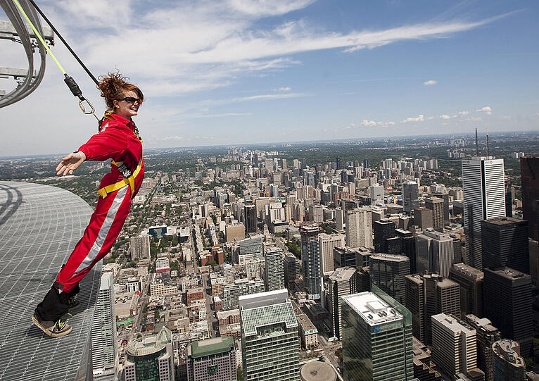 Besonders Wagemutige lehnen sich weit in den Himmel über Toronto.