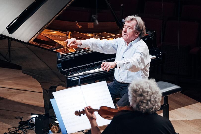 Die Münchner Philharmoniker proben mit dem Pianisten Rudolf Buchbinder auf Abstand.