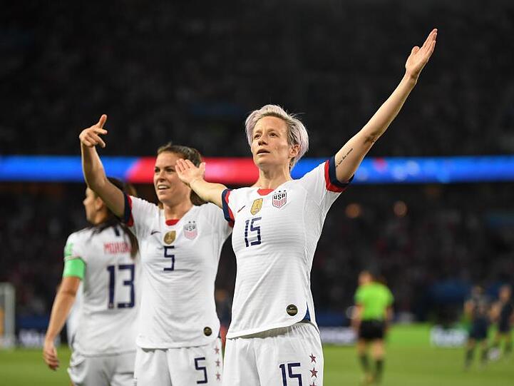 US-Starspielerin Megan Rapinoe (r) ist dabei WM-Geschichte zu schreiben.