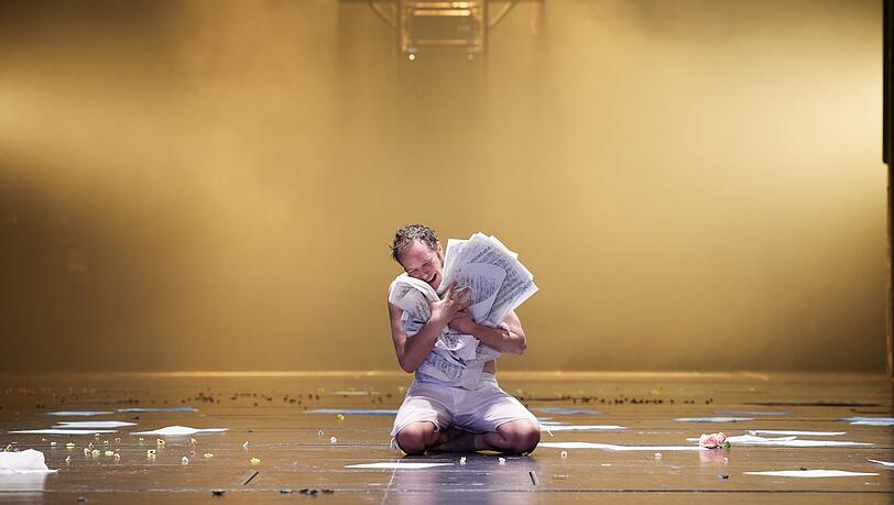 Daniel Prohaska als Schubert in Johanna Doderers Oper "Schuberts Reise nach Atzenbrugg". Daniel Prohaska als Schubert in Johanna Doderers Oper "Schuberts Reise nach Atzenbrugg".