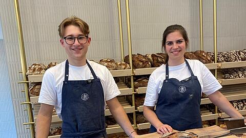 Luis Schneider e Silva und Ann-Christin Mut hinterm Tresen.