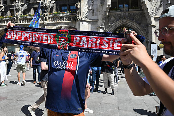 PSG-Fan am Marienplatz. Am Königsplatz finden sich noch Tausende der Pariser Anhänger. PSG-Fan am Marienplatz. Am Königsplatz finden sich noch Tausende der Pariser Anhänger.