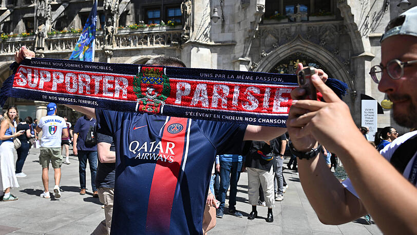 PSG-Fan am Marienplatz. Am Königsplatz finden sich noch Tausende der Pariser Anhänger. PSG-Fan am Marienplatz. Am Königsplatz finden sich noch Tausende der Pariser Anhänger.