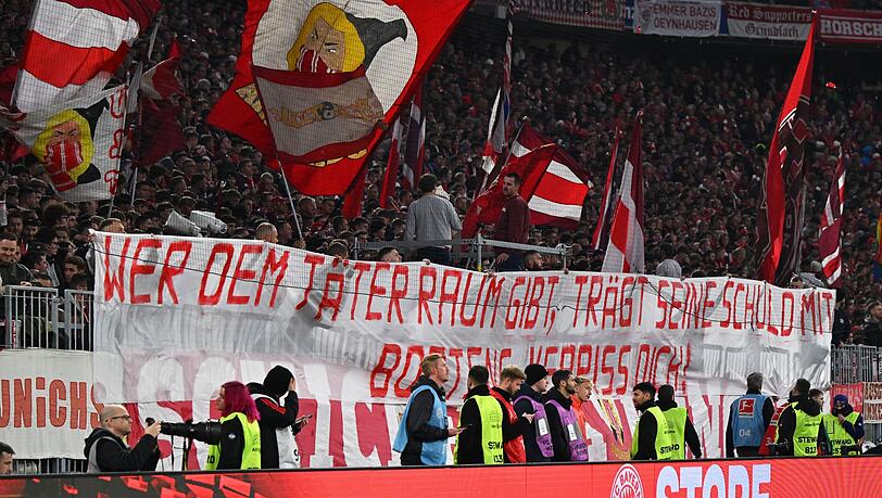 Bayern-Fans entrollten beim Duell gegen Dortmund ein Transparent gegen Ex-Profi Jérôme Boateng. Bayern-Fans entrollten beim Duell gegen Dortmund ein Transparent gegen Ex-Profi Jérôme Boateng.