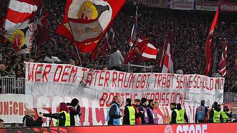 Bayern-Fans entrollten beim Duell gegen Dortmund ein Transparent gegen Ex-Profi Jérôme Boateng.