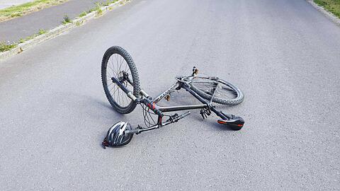 Eine Fahrradfahrerin wird auf dem Innsbrucker Ring von einem Pkw angefahren, die Fahrerin beging anschlie&szlig;end Fahrerflucht. (Symbolbild)