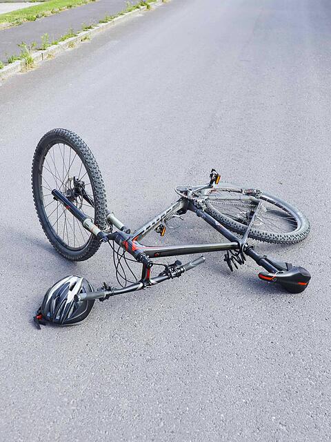 Eine Fahrradfahrerin wird auf dem Innsbrucker Ring von einem Pkw angefahren, die Fahrerin beging anschlie&szlig;end Fahrerflucht. (Symbolbild)