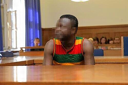Der 35-Jährige Issiaka K. stellt sich vor Gericht als harmlos dar.