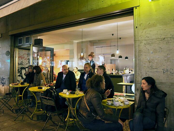 Die gelben Terrassentische sind die einzigen Möbelstücke, die es schon in der alten "Loretta Bar" gab.