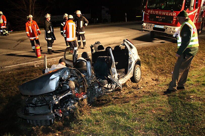 Bilder des Verkehrunfalls auf der B388, Höhe Trauperting im LKR Rottal.