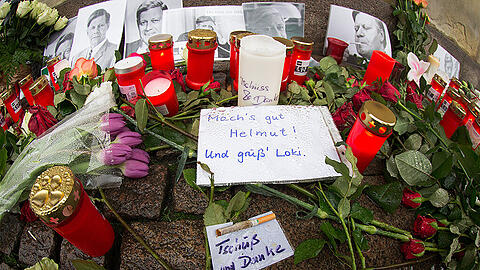"Mach's gut Helmut! Und grüß' Loki" - Blumen vor dem Hamburger Rathaus.