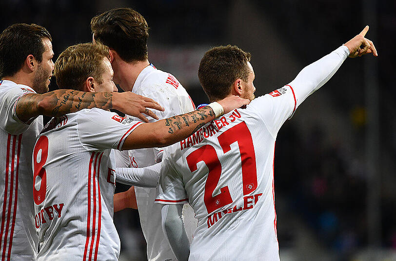 Hamburgs Torschütze Nicolai Müller (rechts) jubelt mit Mannschaftskollegen über seinen Treffer zum 2:2-Endstand in Hoffenheim.