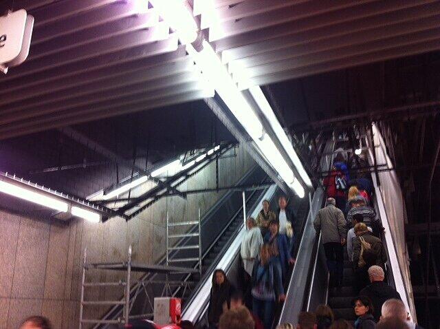 Viel los auf der Rolltreppe: Szenen wie hier auf dem Weg zur U-Bahn erleben die Münchner am Hauptbahnhof täglich.