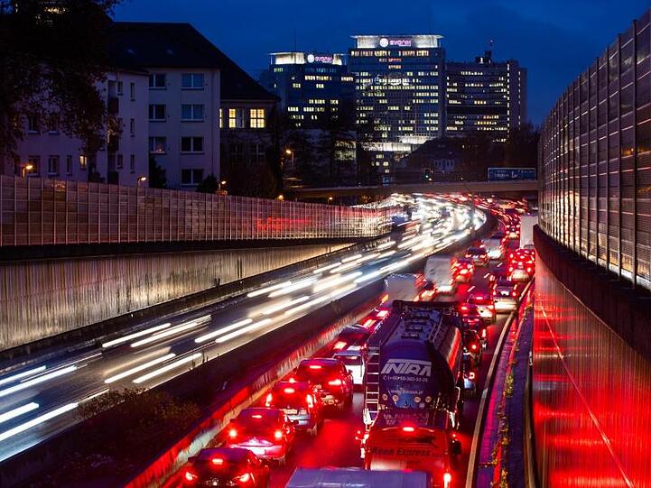Viele Deutsche fühlen sich durch Lärm belästigt. Ursprung der Lärmbelästigung sind oftmals der Straßenverkehr und Nachbarn.