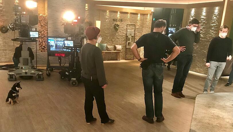 TV-Training für Luggi: Geduldig schaut er zu, während die BR-Crew und Gast, Schauspieler Stefan Murr (r.), eine Sendung durchspielen. TV-Training für Luggi: Geduldig schaut er zu, während die BR-Crew und Gast, Schauspieler Stefan Murr (r.), eine Sendung durchspielen.