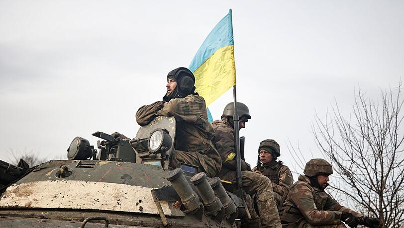 Ukrainische Soldaten beziehen Stellung an der Frontlinie.
