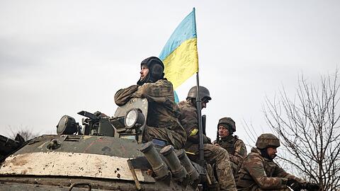 Ukrainische Soldaten beziehen Stellung an der Frontlinie.