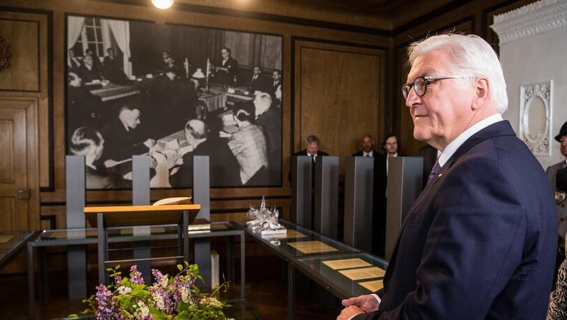 Frank-Walter Steinmeier 2017 im Augustiner-Chorherrenstift auf Herrenchiemsee. Frank-Walter Steinmeier 2017 im Augustiner-Chorherrenstift auf Herrenchiemsee.