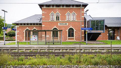 Am Bahnhof Friedland wurde eine 16-Jährige mutmaßlich in den Tod gestoßen. (Archivbild)
