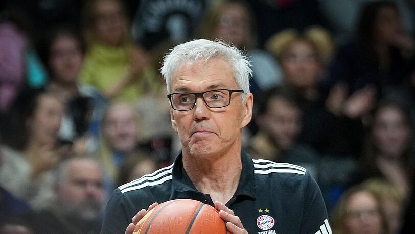 Gordon Herbert und die Bayern-Basketballer feiern einen wichtigen Sieg in der Euroleague. Gordon Herbert und die Bayern-Basketballer feiern einen wichtigen Sieg in der Euroleague.