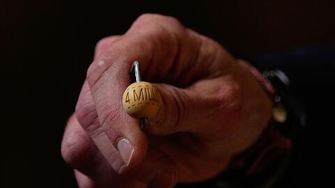 Der Hauptgewinn &uuml;ber vier Millionen Euro f&uuml;r ein ganzes Los lie&szlig; dieses Jahr circa eineinhalb Stunden auf sich warten. Um 10.44 Uhr wurde er gezogen.