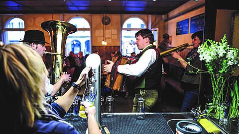 Eine Initiative in Freising will das Wirtshaus-Leben im Furtner Br&auml;u langfristig erhalten.