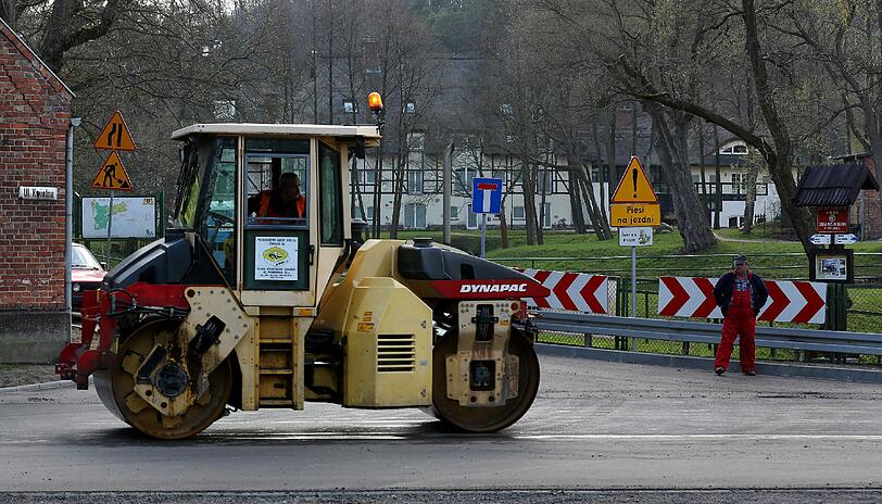 Auf den ersten Blick ein verwunderndes Bild: Das Luxushotel "Dwor Oliwski" in Danzig liegt hier im Hintergrund. Im April wurde hier noch eigens für die Zeit der EM und den Aufenthalt der Deutschen Stars um Lukas Podolski, Miroslav Klose und Co. die Straße frisch asphaltiert und neu gewalzt.