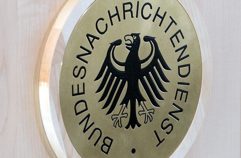 Logo des Bundesnachrichtendienstes (BND). Ein früherer Mitarbeiter muss sich wegen Landesverrats vor Gericht verantworten.