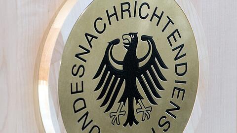 Logo des Bundesnachrichtendienstes (BND). Ein früherer Mitarbeiter muss sich wegen Landesverrats vor Gericht verantworten.