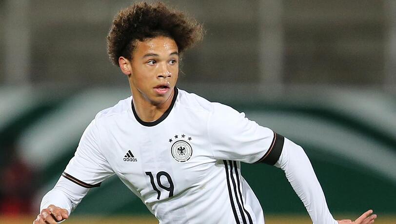 Leroy Sané (Deutschland): „Sein Wuschelkopf schaut lustig aus. Hätte sein Mannschaftskollege Jérôme Boetang längere Haare, würde er wohl genau so aussehen. Auch die Kopfform ist nicht unnatürlich. Sané legt schon wert auf sein Äußeres, das sieht man. Seine Frisur: optimal. Den würde ich wirklich mal gern kennenlernen. Er ist in der deutschen Mannschaft der Einzige, der eine etwas auffälligere Frisur trägt.“ Leroy Sané (Deutschland): „Sein Wuschelkopf schaut lustig aus. Hätte sein Mannschaftskollege Jérôme Boetang längere Haare, würde er wohl genau so aussehen. Auch die Kopfform ist nicht unnatürlich. Sané legt schon wert auf sein Äußeres, das sieht man. Seine Frisur: optimal. Den würde ich wirklich mal gern kennenlernen. Er ist in der deutschen Mannschaft der Einzige, der eine etwas auffälligere Frisur trägt.“