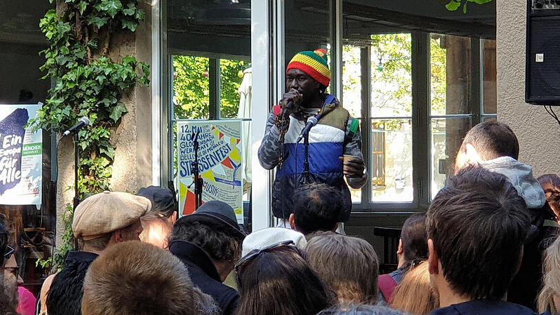 Makan aus dem Senegal, seit 6 Jahren in Deutschland, arbeitet als Schlosser: "Wenn ich nur schlafe und nichts zu tun habe, dann werde ich aggresiv und verrückt. Ich darf arbeiten, aber viele meiner Freunde nicht."