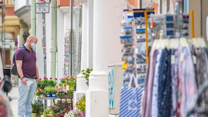 Ein Mann steht vor einem geöffneten Geschäft. Foto: Armin Weigel/dpa/Symbolbild Ein Mann steht vor einem geöffneten Geschäft. Foto: Armin Weigel/dpa/Symbolbild
