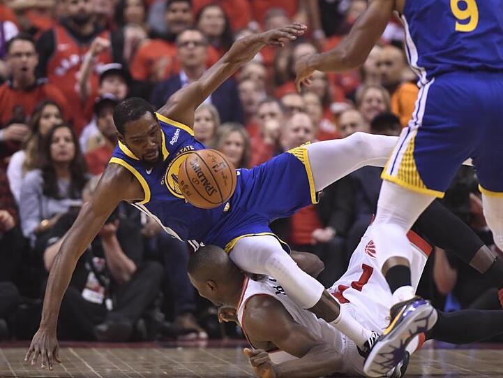 Die Golden State Warriors müssen gleich wieder auf Kevin Durant (l) verzichten.