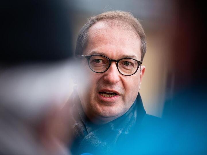 CSU-Landesgruppenchef Alexander Dobrindt, der zuvor ebenfalls Bundesverkehrsminister war, wies die Vorwürfe der Grünen als "vollkommen aus der Luft gegriffen" zurück.