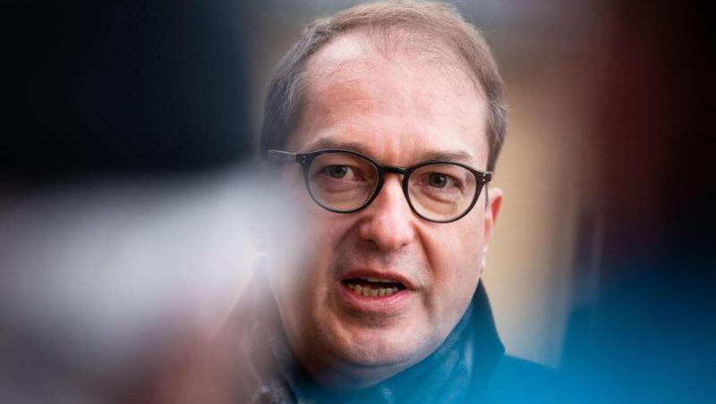 CSU-Landesgruppenchef Alexander Dobrindt, der zuvor ebenfalls Bundesverkehrsminister war, wies die Vorwürfe der Grünen als "vollkommen aus der Luft gegriffen" zurück. CSU-Landesgruppenchef Alexander Dobrindt, der zuvor ebenfalls Bundesverkehrsminister war, wies die Vorwürfe der Grünen als "vollkommen aus der Luft gegriffen" zurück.