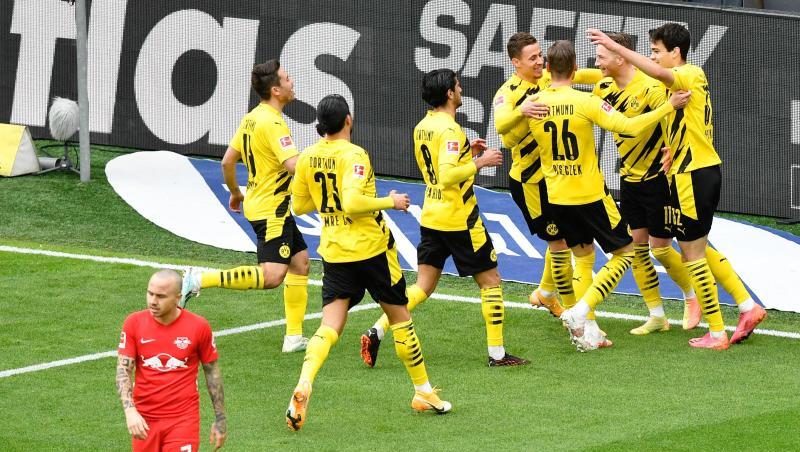 Dortmunds Spieler jubeln nach dem Tor zum 1:0 gegen RB Leipzig.