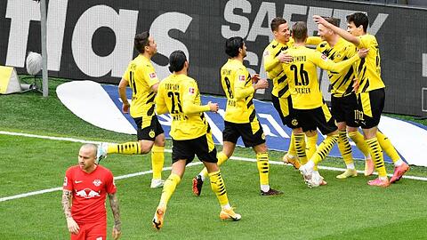 Dortmunds Spieler jubeln nach dem Tor zum 1:0 gegen RB Leipzig.