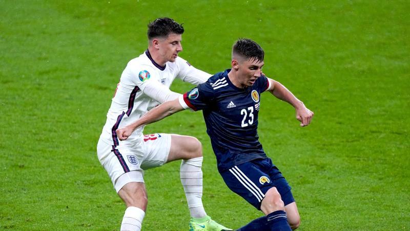 Der Schotte Billy Gilmour (r) wurde positiv auf das Coronavirus getestet.