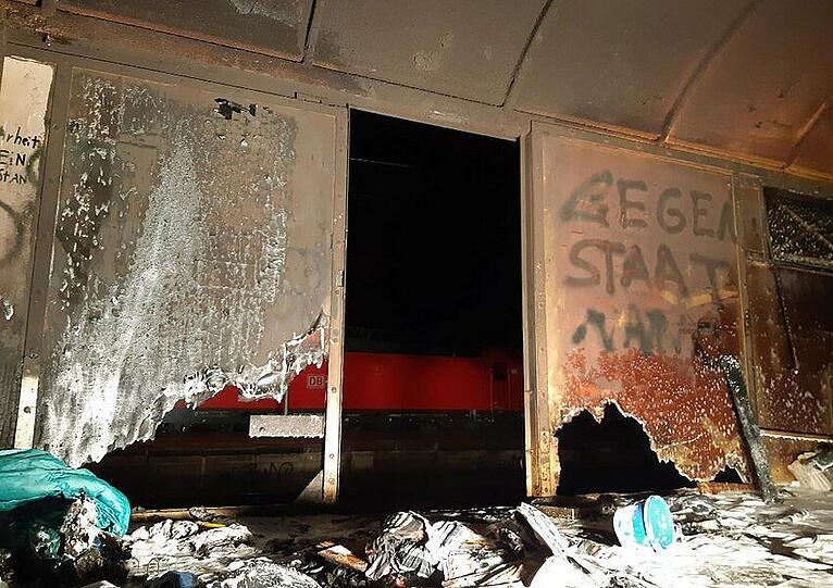 Bilder vom ausgebrannten Güterzugwaggon.