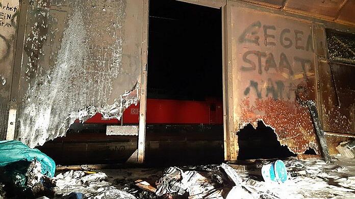 Bilder vom ausgebrannten Güterzugwaggon.