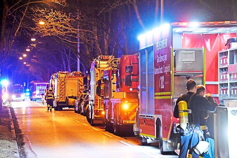 Im Einsatz waren neben zwei Löschzügen und Sonderfahrzeugen der Berufsfeuerwehr auch die Abteilung Oberföhring der Freiwilligen Feuerwehr.