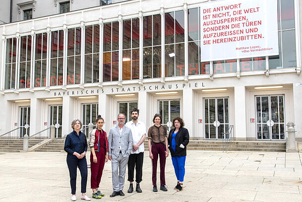 Andreas Beck mit seinem Team vor dem Residenztheater. Andreas Beck mit seinem Team vor dem Residenztheater.