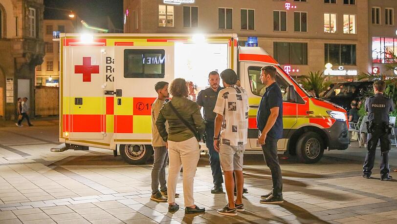 Zwei Personen klagen nach der Rauferei am Marienplatz über gesundheitliche Probleme und werden von Rettungskräften im Sanka versorgt. Zwei Personen klagen nach der Rauferei am Marienplatz über gesundheitliche Probleme und werden von Rettungskräften im Sanka versorgt.