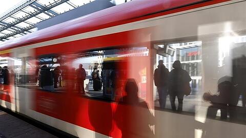 Der Schatten von Fahrgästen ist an einem Zug zu sehen.