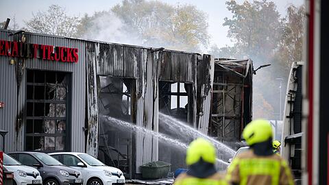 Auch wurden mehrere Fahrzeuge auf dem Gelände beschädigt.
