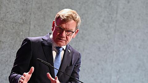 Klar in der Kritik, z&ouml;gerlich bei den Konsequenzen: Der Au&szlig;enminister bewertet in der Schweiz die &Auml;u&szlig;erungen des israelischen Polizeiministers.