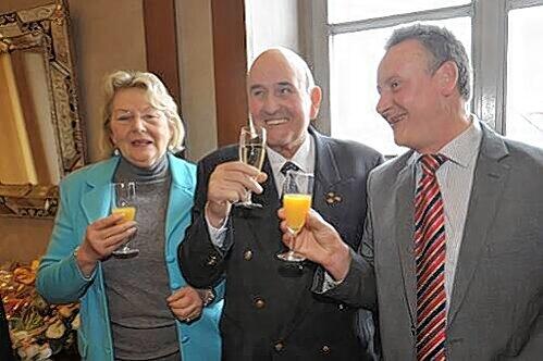 Prosit zum 75. Geburtstag: Der "Billige Jakob" Georg Huber (Mitte) mit Fürths OB Jung und Ehefrau Gerlinde.