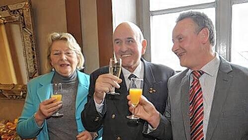 Prosit zum 75. Geburtstag: Der "Billige Jakob" Georg Huber (Mitte) mit Fürths OB Jung und Ehefrau Gerlinde. Prosit zum 75. Geburtstag: Der "Billige Jakob" Georg Huber (Mitte) mit Fürths OB Jung und Ehefrau Gerlinde.